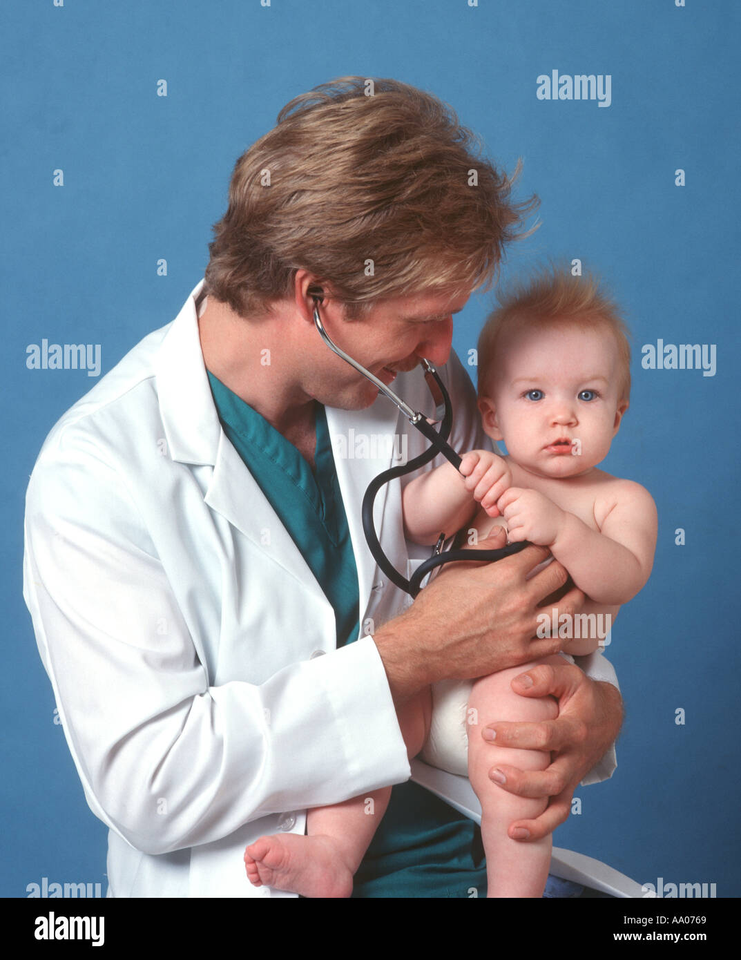Arzt mit Babymädchen spielen mit Stethoskop in Klinik Stockfoto