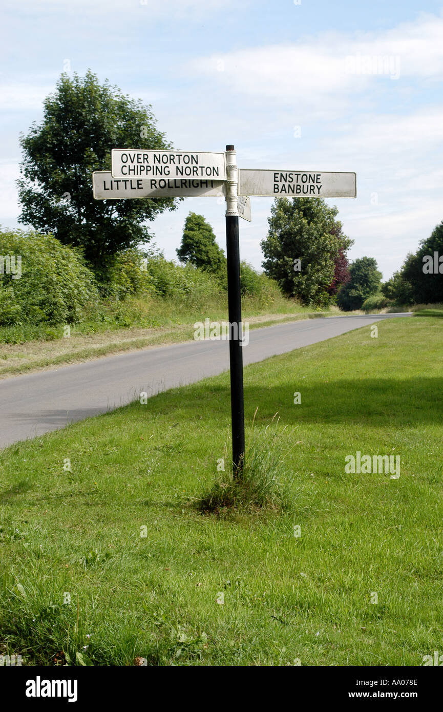 Alten Wegweiser veröffentlichen, noch gebräuchlich in das 21. Jahrhundert im ländlichen Oxfordshire Stockfoto