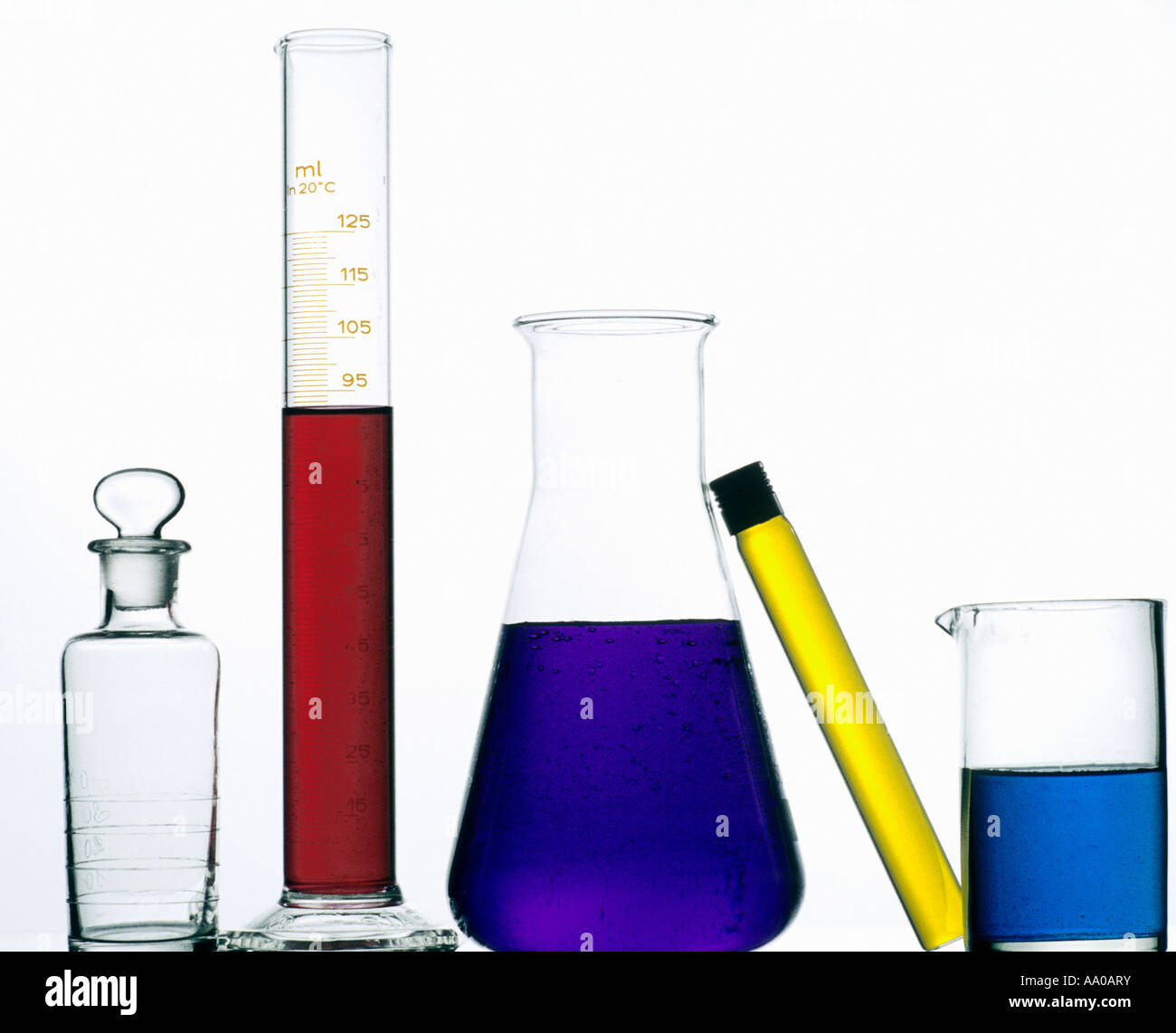 Reagenzgläser mit einem Glas Regal in einem Science Lab Stockfoto