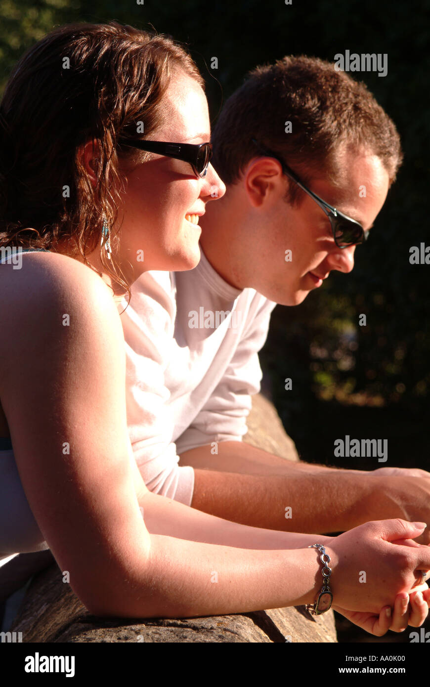 Junges Paar auf der Suche über Mauer genießen jede andere Firma Nahaufnahme Stockfoto