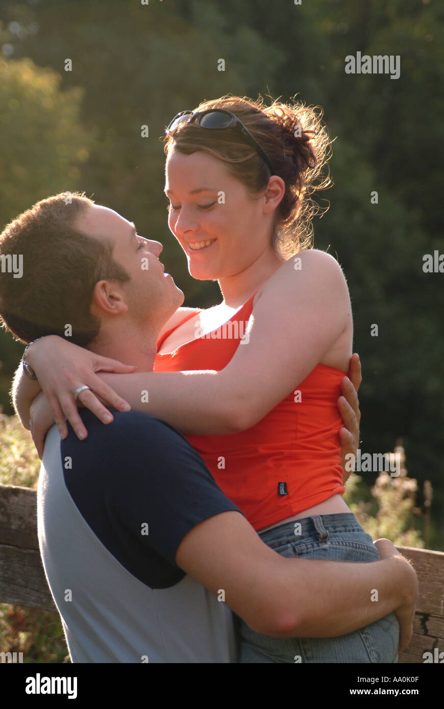 Junges Paar in der leidenschaftlichen Umarmung an Land gehen Stockfoto