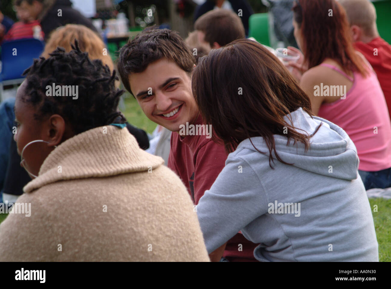 Junge Menschen sitzen und miteinander reden, auf einem festival Stockfoto