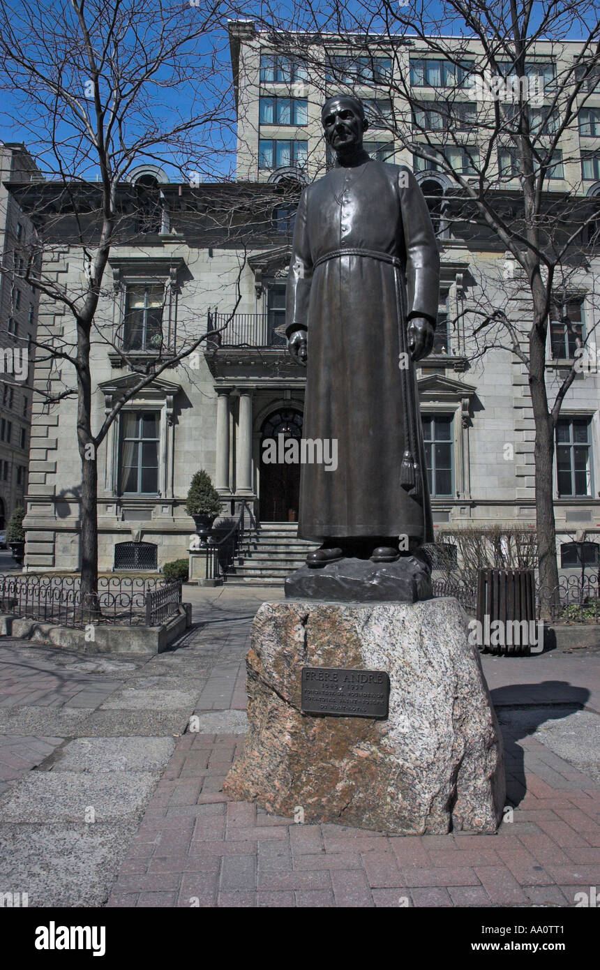 Eine Statue von Frere Andre in Dorchester Square Montreal Stockfoto