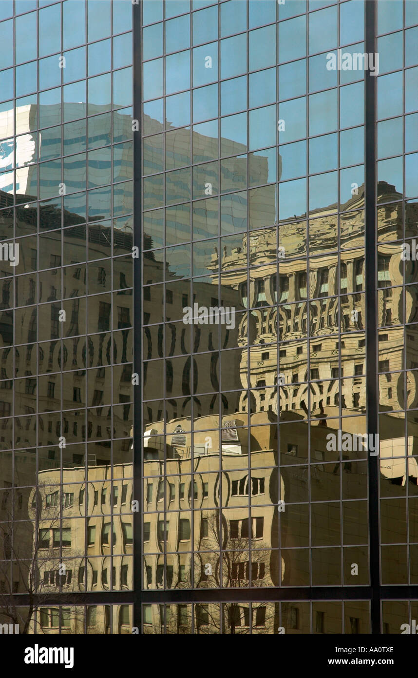 Traditionelle Gebäude spiegelt sich in der Glaswand eines Hochhauses in der Innenstadt von Montreal Quebec Kanada Stockfoto
