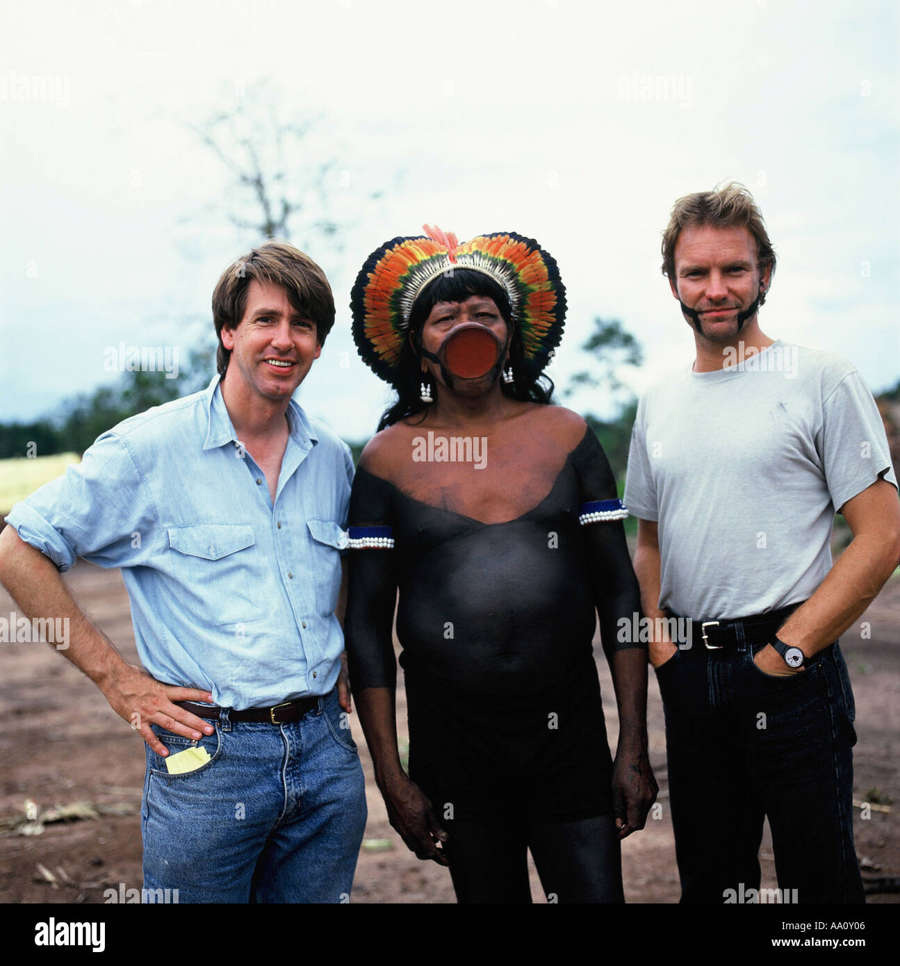 Pavuru Dorf, Brasilien. Sting mit Larry Cox und Chief Raoni von der Megranoti-Kayapo; Xingu Terra Indígena, November 1990. Stockfoto