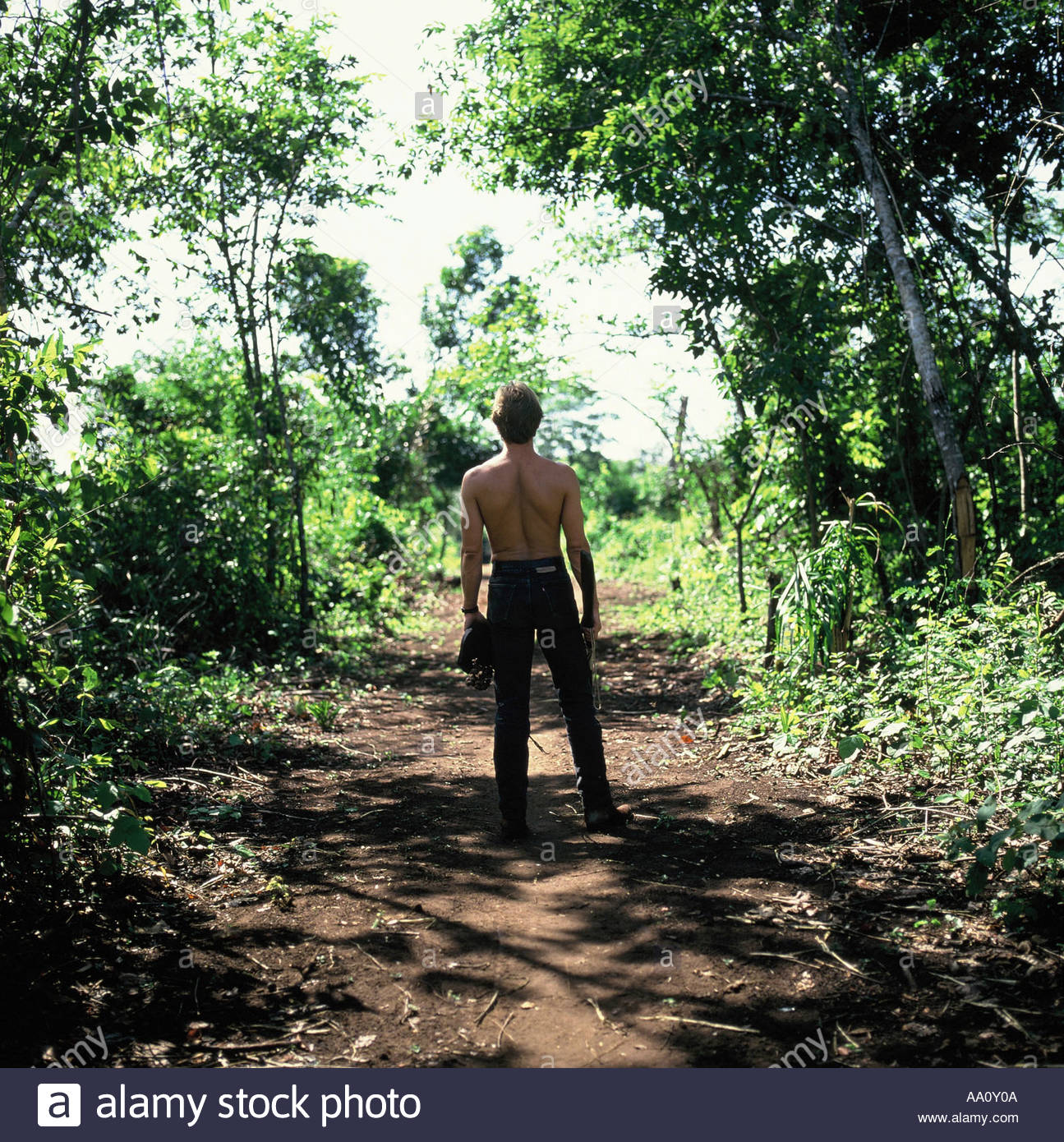 Pavuru, Indianerdorf, Brasilien. Stachel im Wald hält einen Borduna-Indian-Club; Xingu Terra Indígena, November 1990. Stockfoto