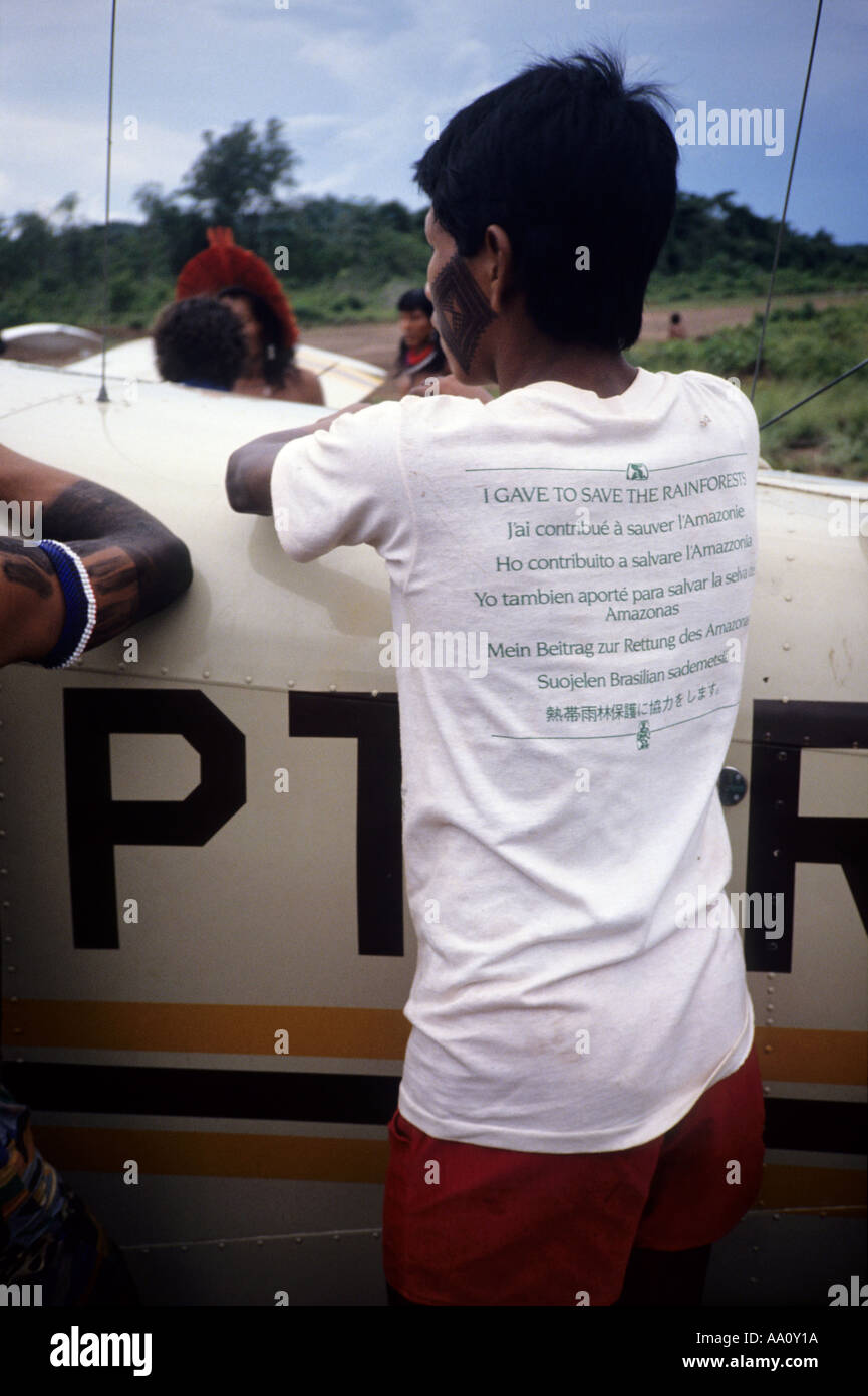 Amazonas, Brasilien. Junge Kayapo; "Ich habe zu den Regenwäldern T-shirt; Flugzeuge in Capoto Dorf, Megranoti Reserve. Stockfoto