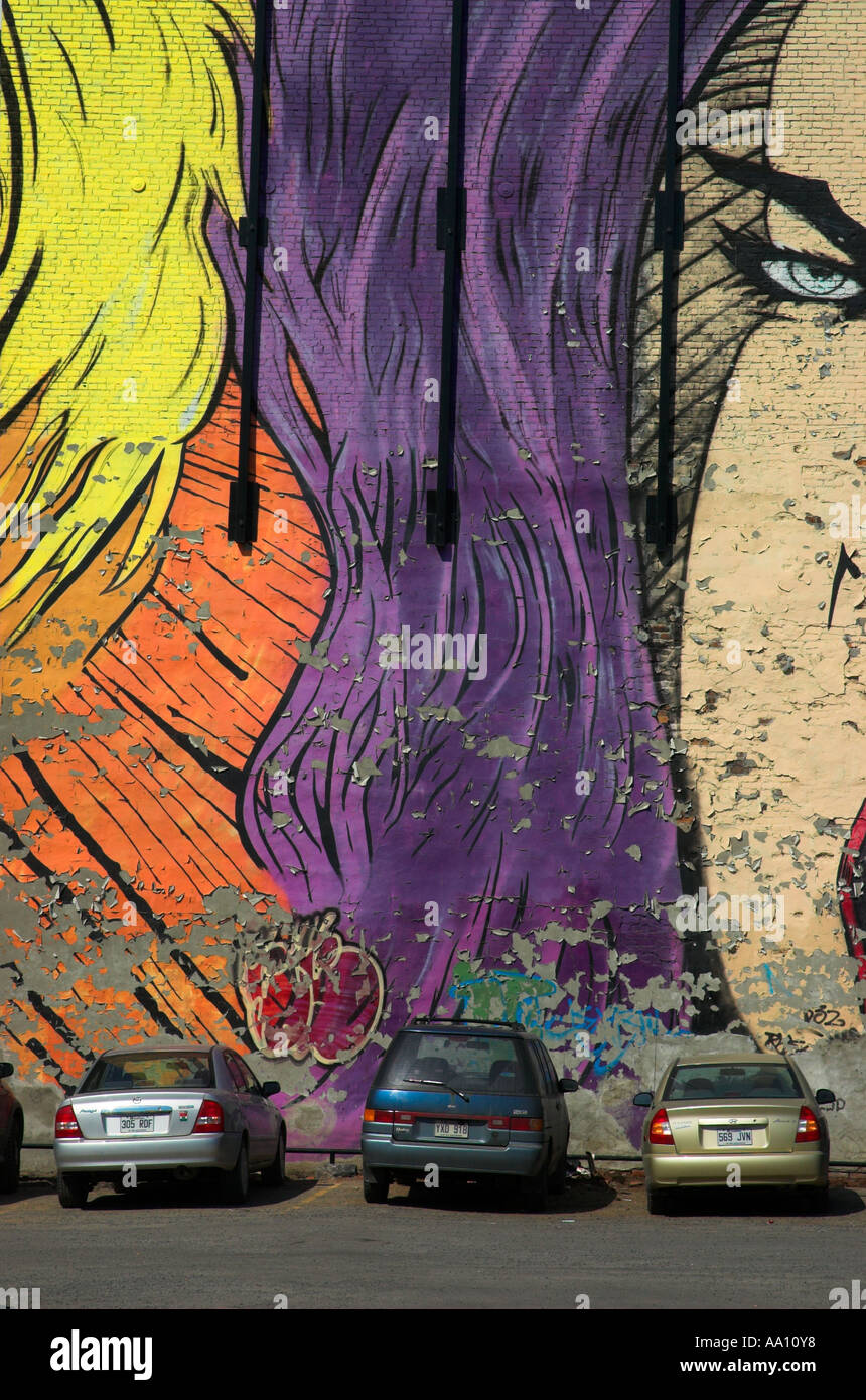 Eine bunt bemalte Wandbild umfasst die Seite eines Gebäudes auf Rue St-Denis in Montreal Quebec Kanada Stockfoto