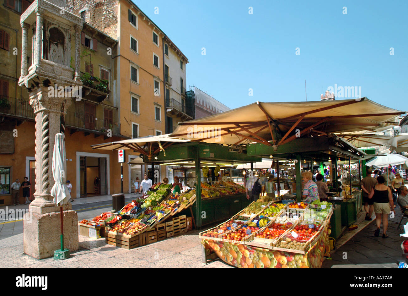 Markt in der Piazza Delle Erbe, Verona, Italien Stockfotografie - Alamy