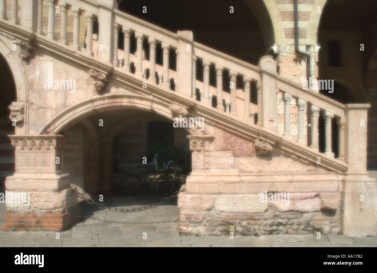 Soft-Fokus Schuss Treppe unterhalb der Torre dei Lamberti, Verona, Veneto, Italien Stockfoto