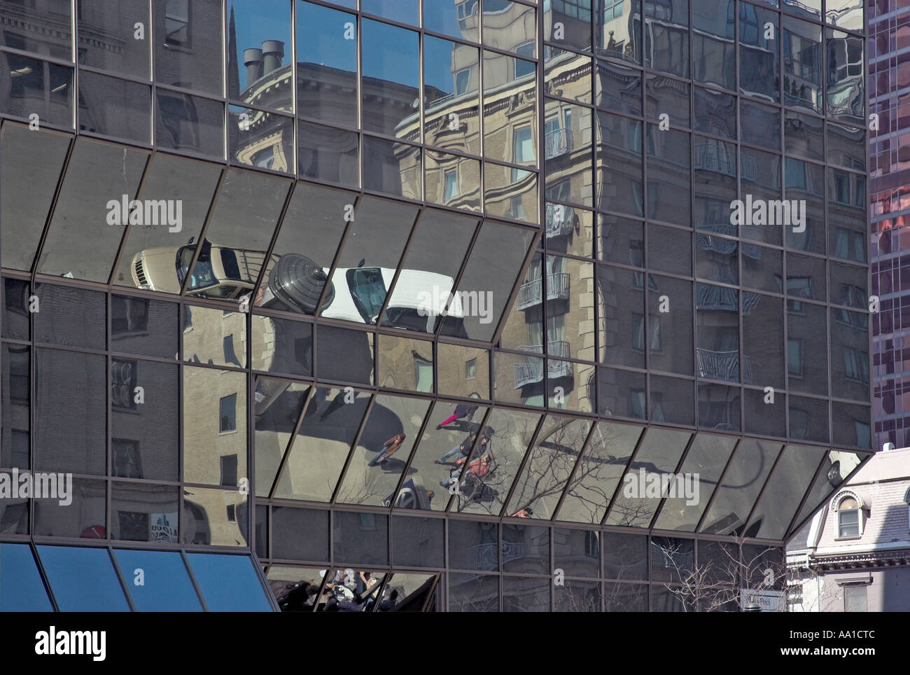Abgewinkelte Windows in einem Gebäude von Montreal zu reflektieren, das Gebäude gegenüber und die Straße nach unten Stockfoto