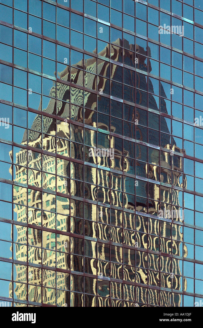 Der Wolkenkratzer 1000 wider De La Gauchetiere in der Glaswand eines modernen Gebäudes in Montreal Quebec Kanada Stockfoto