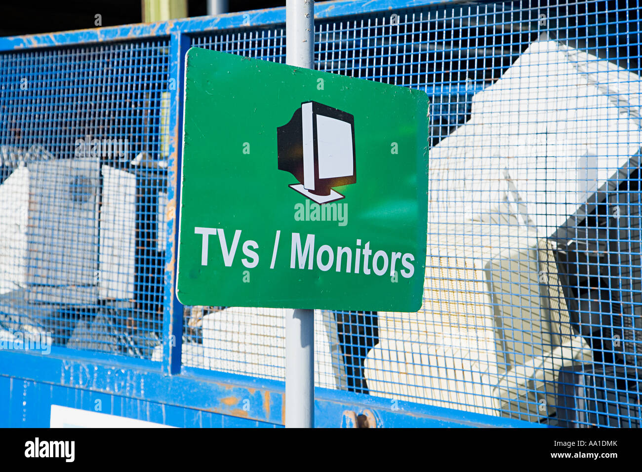 Computer-Monitore in einem Müllcontainer Stockfoto