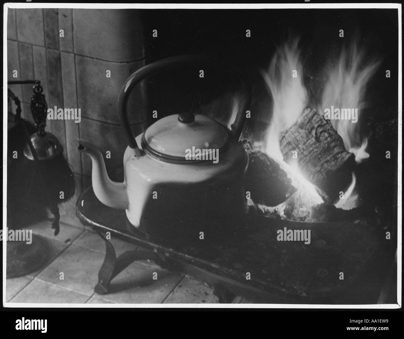 Wärmende Wasserkocher von Feuer Stockfoto