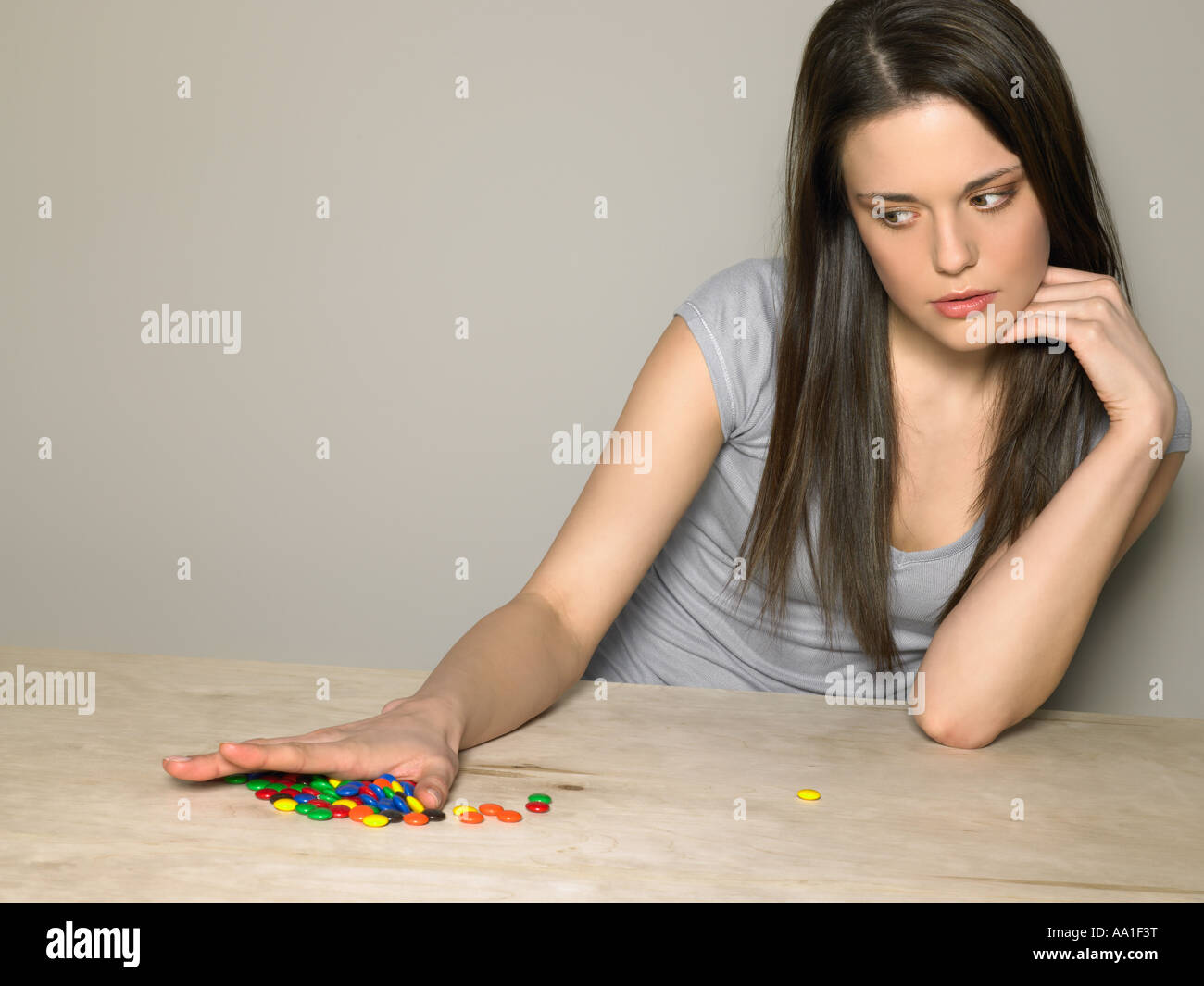 Junge Frau mit Süßigkeiten Stockfoto