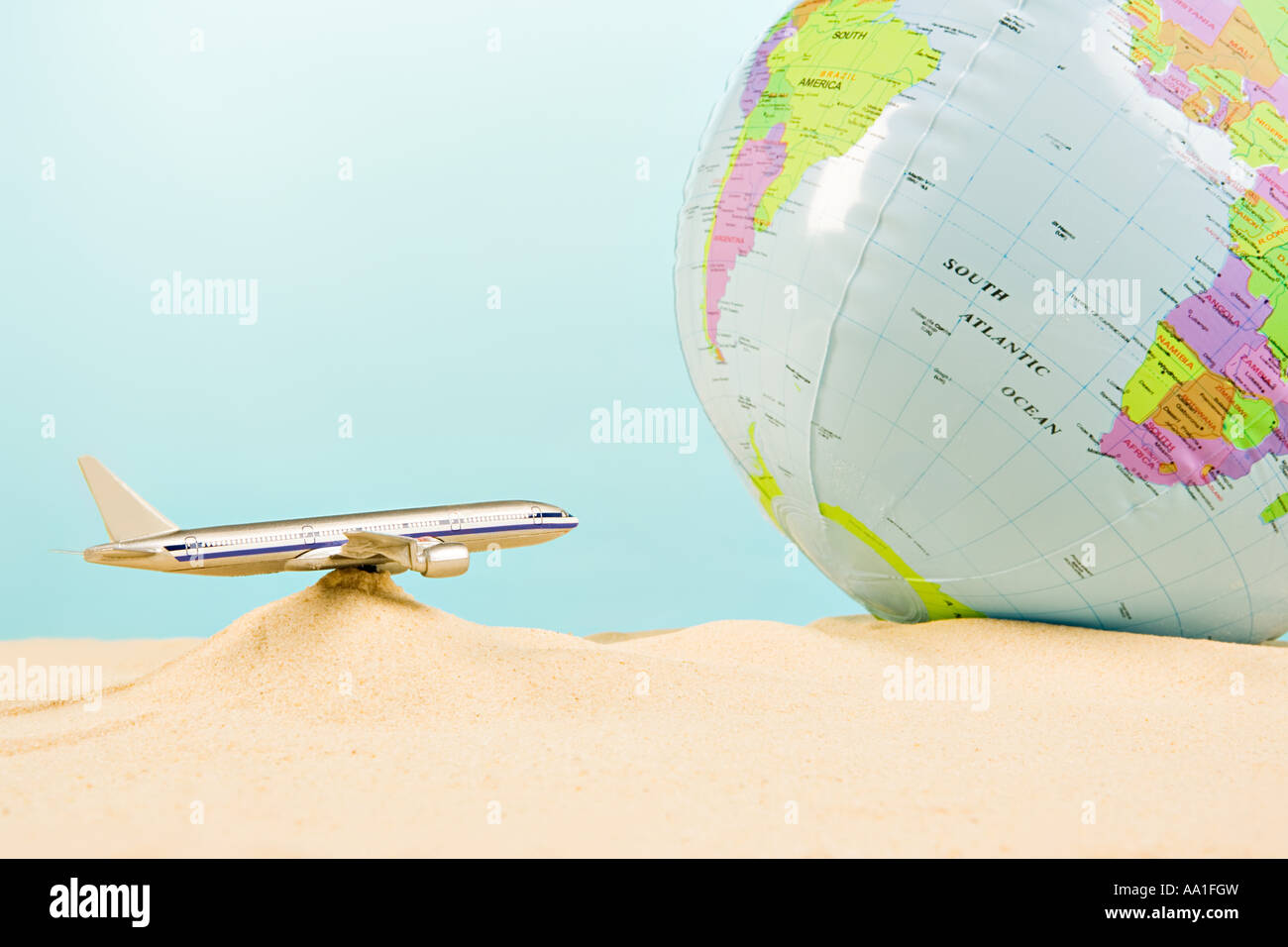 Flugmodell und Globus Stockfoto