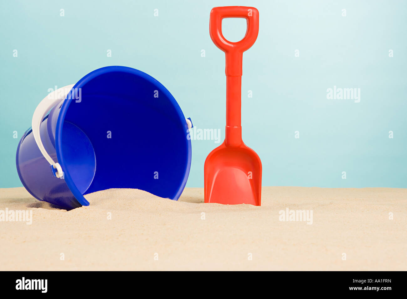 Eimer und Schaufel am Strand Stockfoto