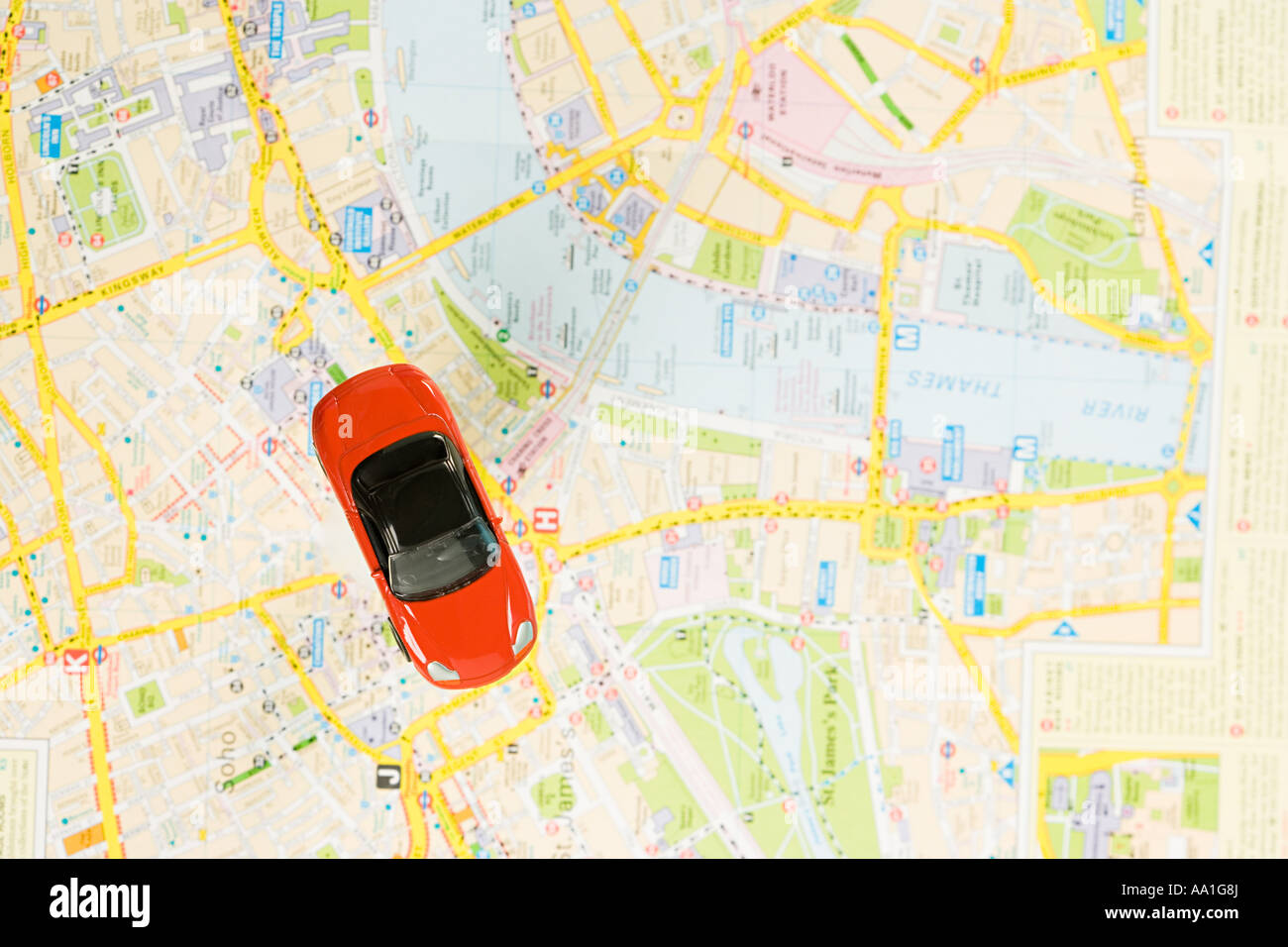 Spielzeugauto auf Karte von london Stockfoto