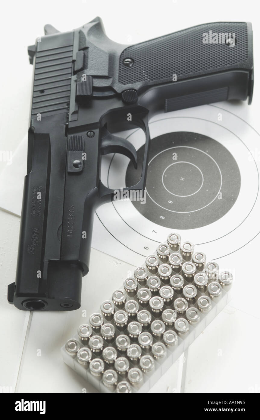 eine Sig Saur p220 Pistole mit Ziel- und Munition Stockfoto