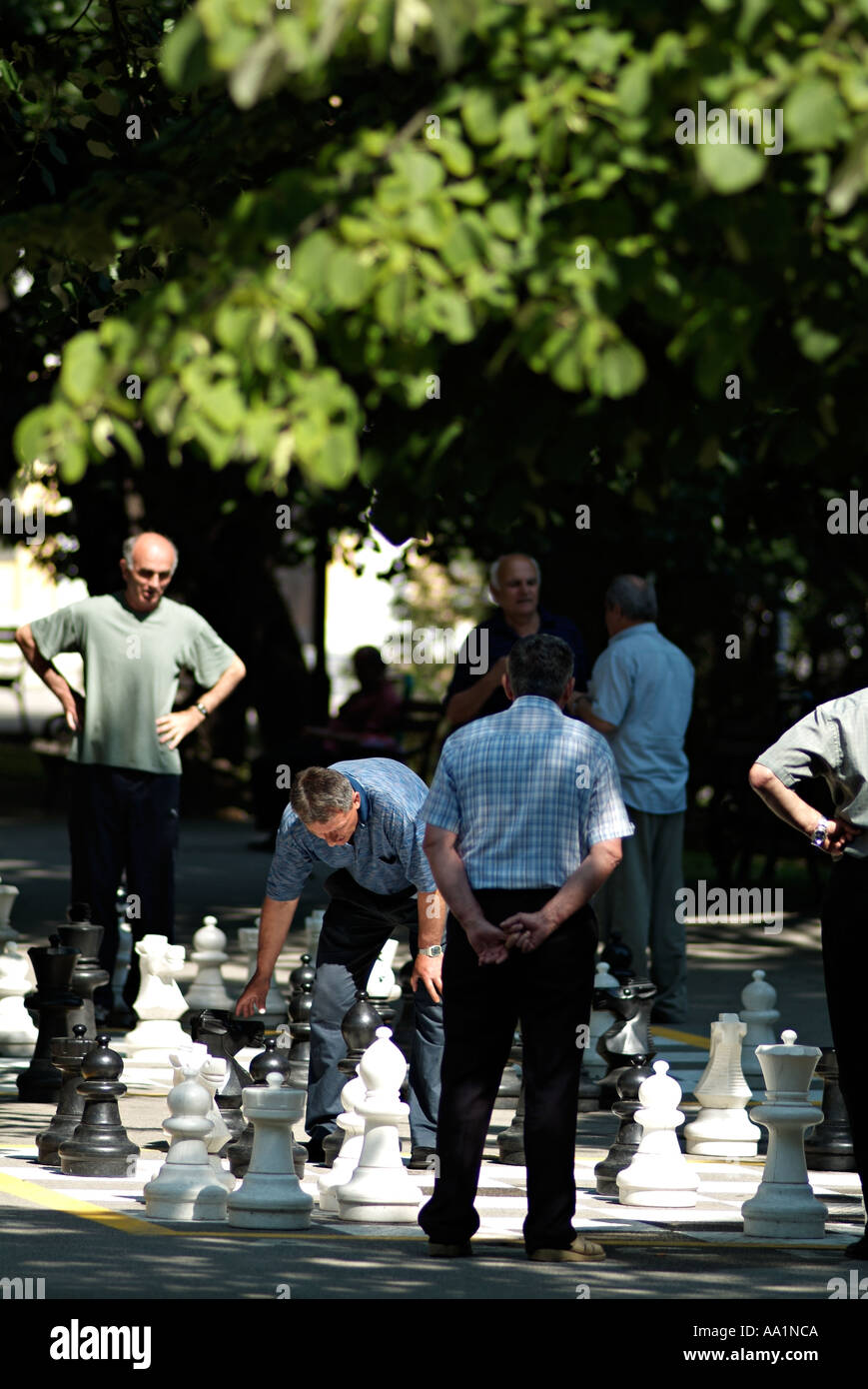 Alte Männer Straße Schachspielen in Banja Luka Bosnien-Herzegowina Stockfoto