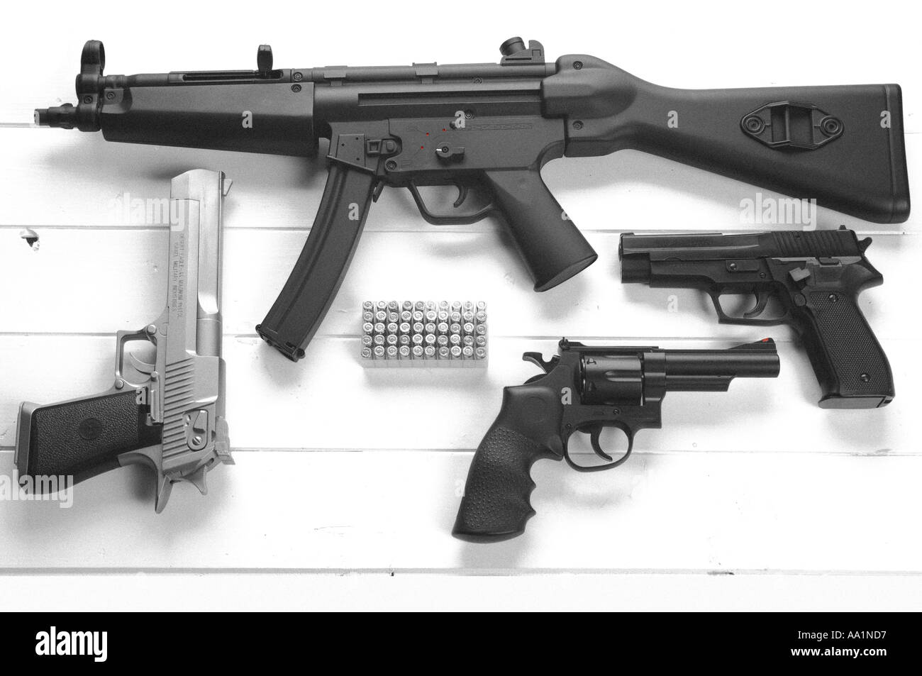 eine Sammlung von Waffen und Munition einschließlich einer Heckler und Koch MP5 desert Eagle Glock und 357 Magnum Pistolen Stockfoto