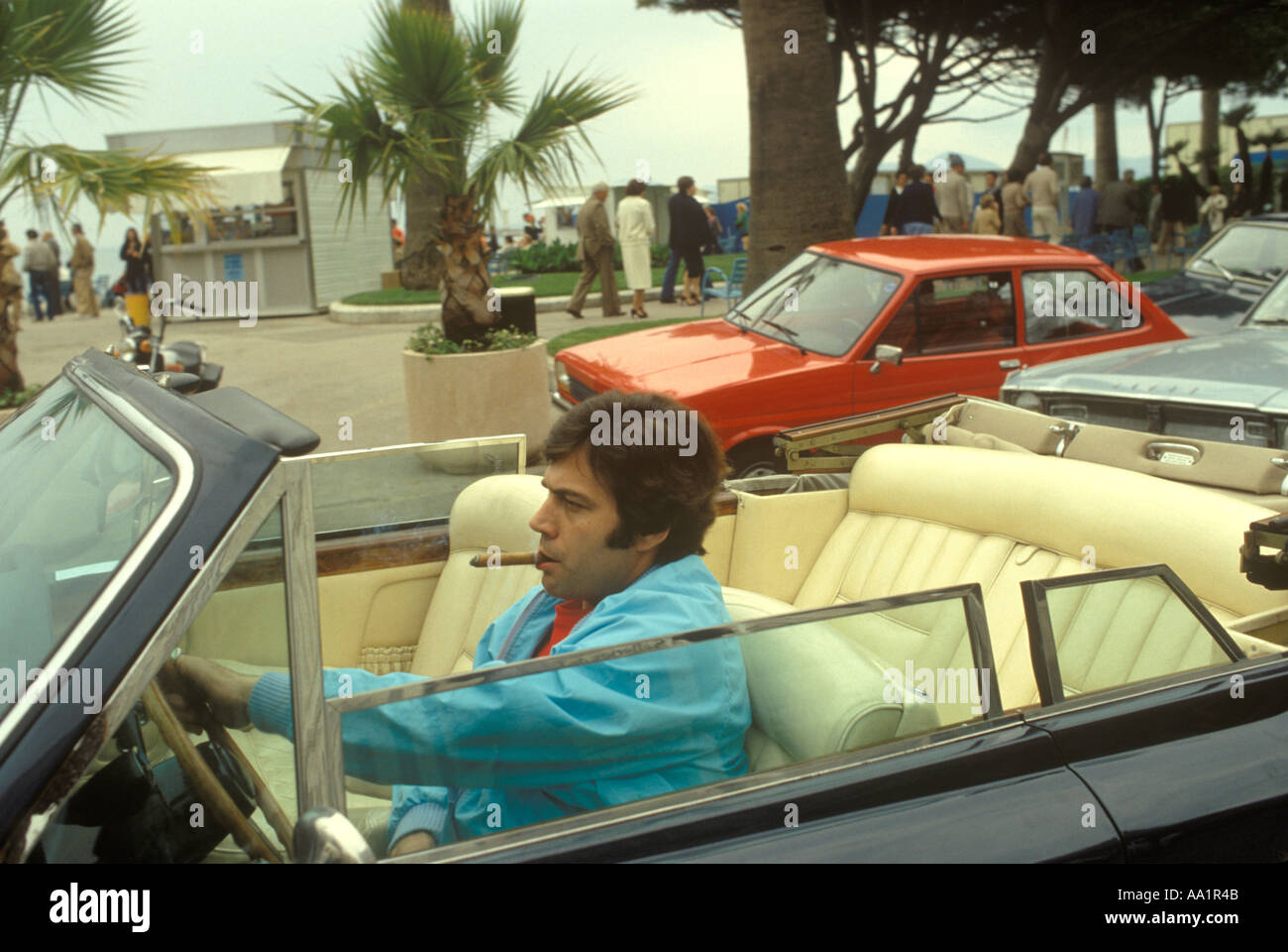 Zigarrenrauchender Mann, der einen offenen Rolls Royce Cabrio fährt. Ich möchte bemerkt werden. Cannes Film Festival Südfrankreich 1980er Jahre HOMER SYKES Stockfoto