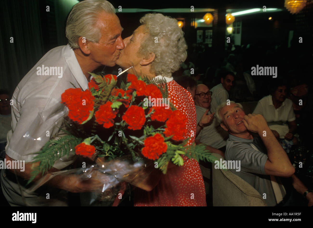 Rentner ältere Menschen im Urlaub jung im Herzen Winterurlaub Spanische Sonne für englische Senioren Balearen Palma Nova Spanien 1980er Jahre Stockfoto