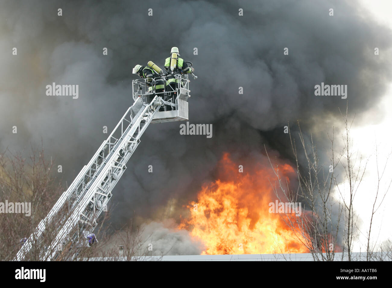 Deutsche Feuerwehr-Männer kämpft ein Feuer in einer Lagerhalle in München Bayern Deutschland Stockfoto