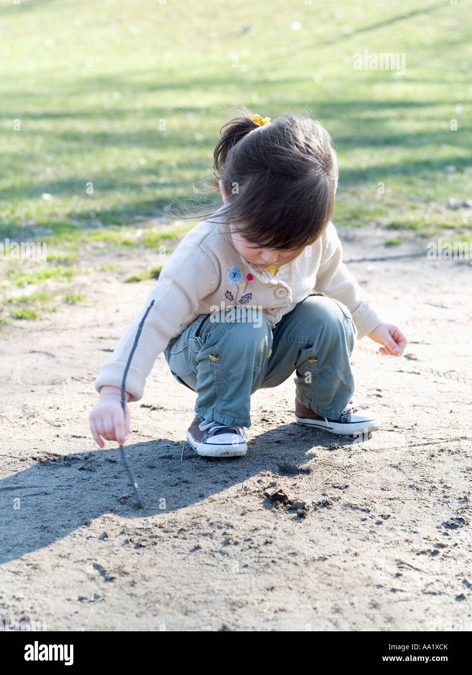 Mädchen spielen im Sand Stockfoto