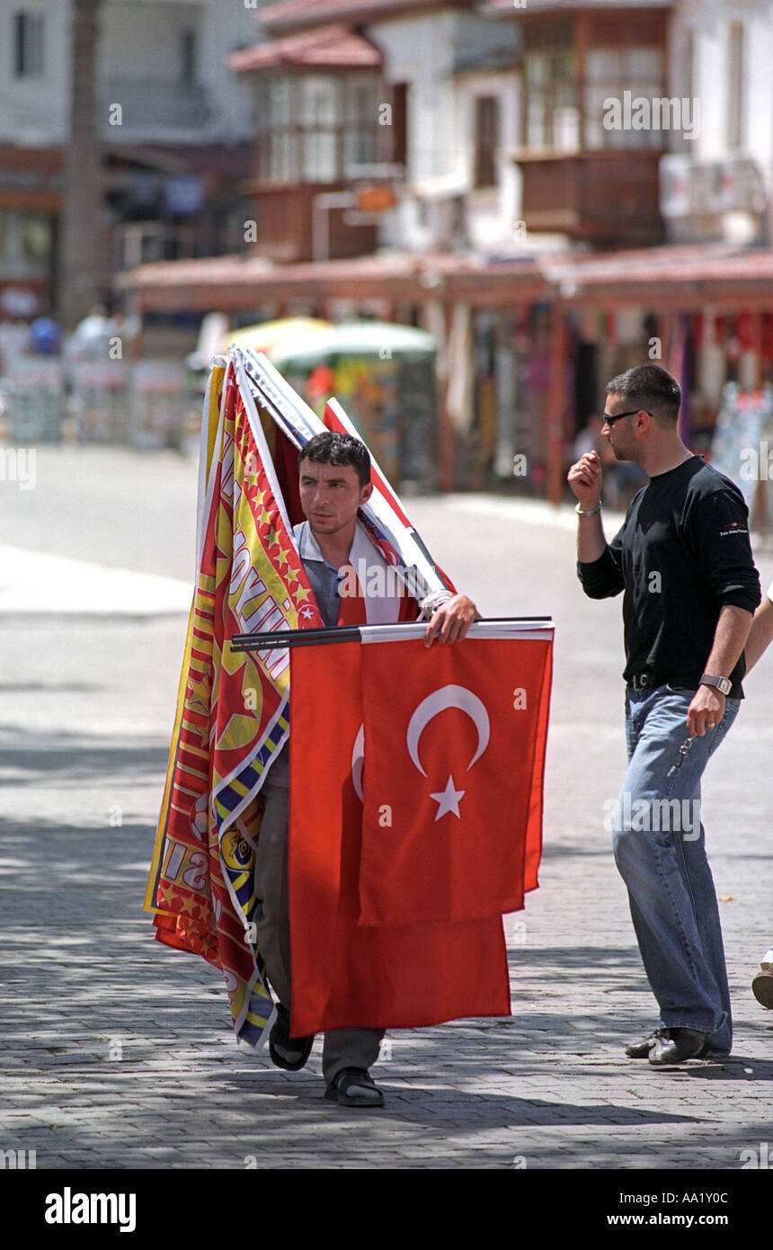 Straße Verkäufer mit türkischen Fahnen in Kas in der Südtürkei Stockfoto