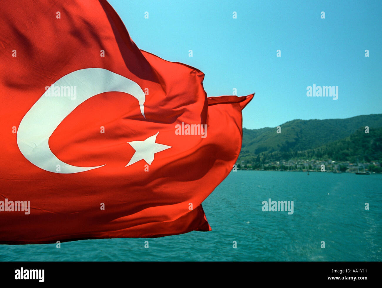 Flagge der Türkei mit türkischen Küste im Hintergrund Stockfoto