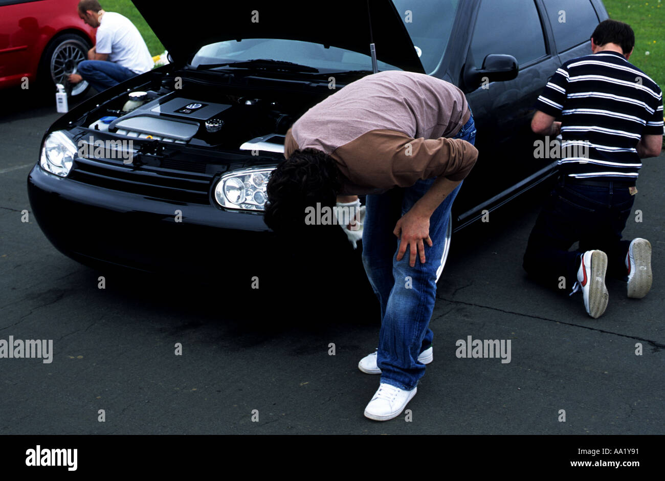 VW-Auto-Enthusiasten reinigen ihre Autos vor einer Show auf Bentwaters Park, Suffolk, UK. Stockfoto