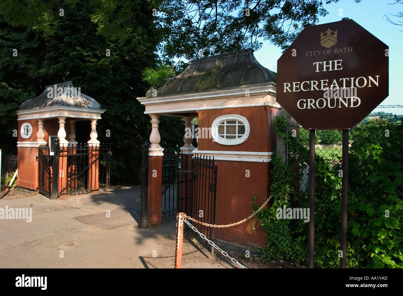 Eingang zum Spielgelände in Bath Somerset England Stockfoto