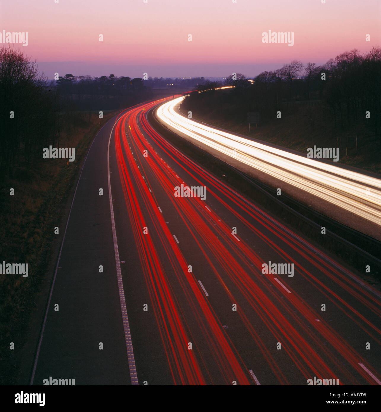 Lichtspuren auf Autobahn Stockfoto