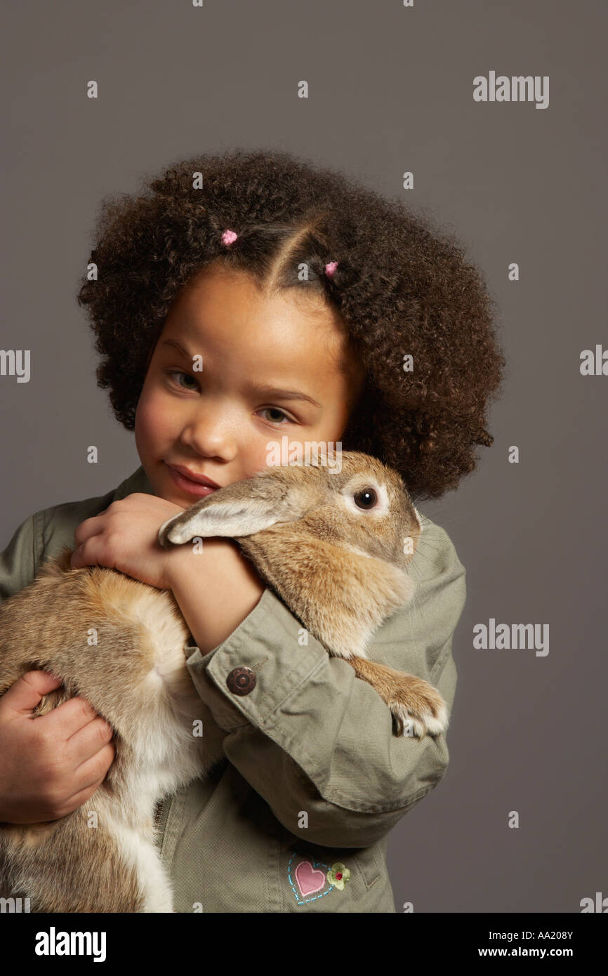 Porträt eines Mädchens halten Kaninchen Stockfoto