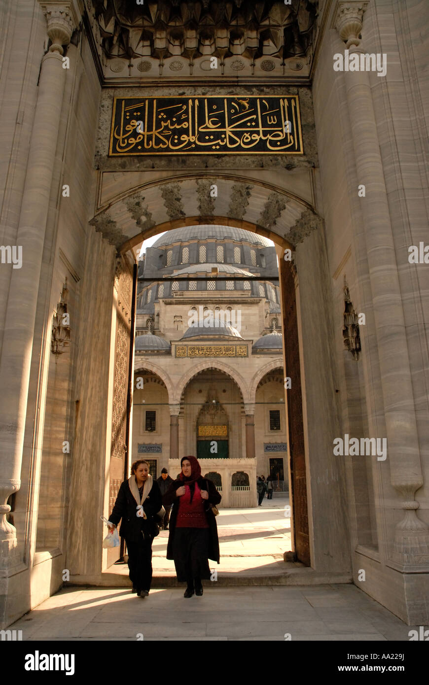 Eingang und Süleymaniye-Moschee, Istanbul, Türkei, Stockfoto