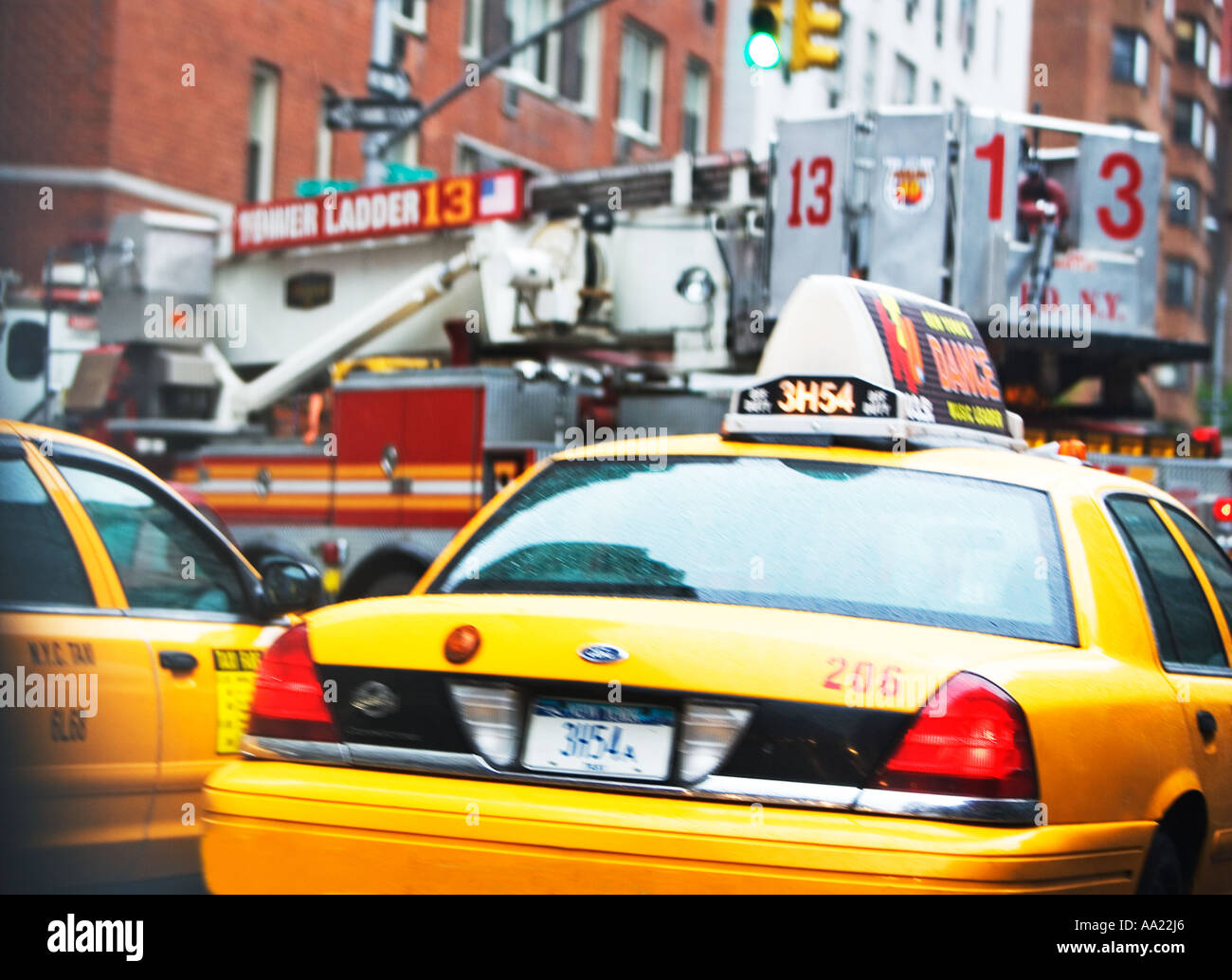 TAXIS UND FEUERWEHRAUTO IN NEW YORK CITY1 Stockfoto