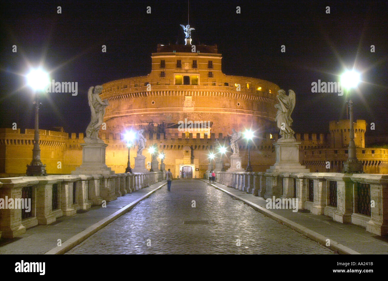 Castel Sant'Angelo aus über die Ponte Sant'Angelo in der Nacht, Rom, Italien Stockfoto
