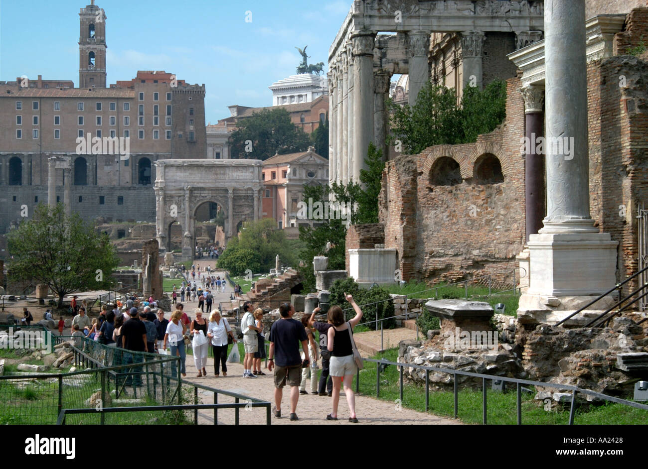 Forum Romanum (Foro Romano) mit dem Denkmal für Victor Emmanuel II im Hintergrund, Rom, Italien Stockfoto