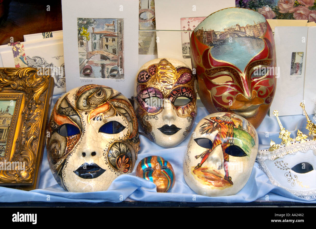 Karnevalsmasken in einem Schaufenster, Venedig, Italien Stockfoto