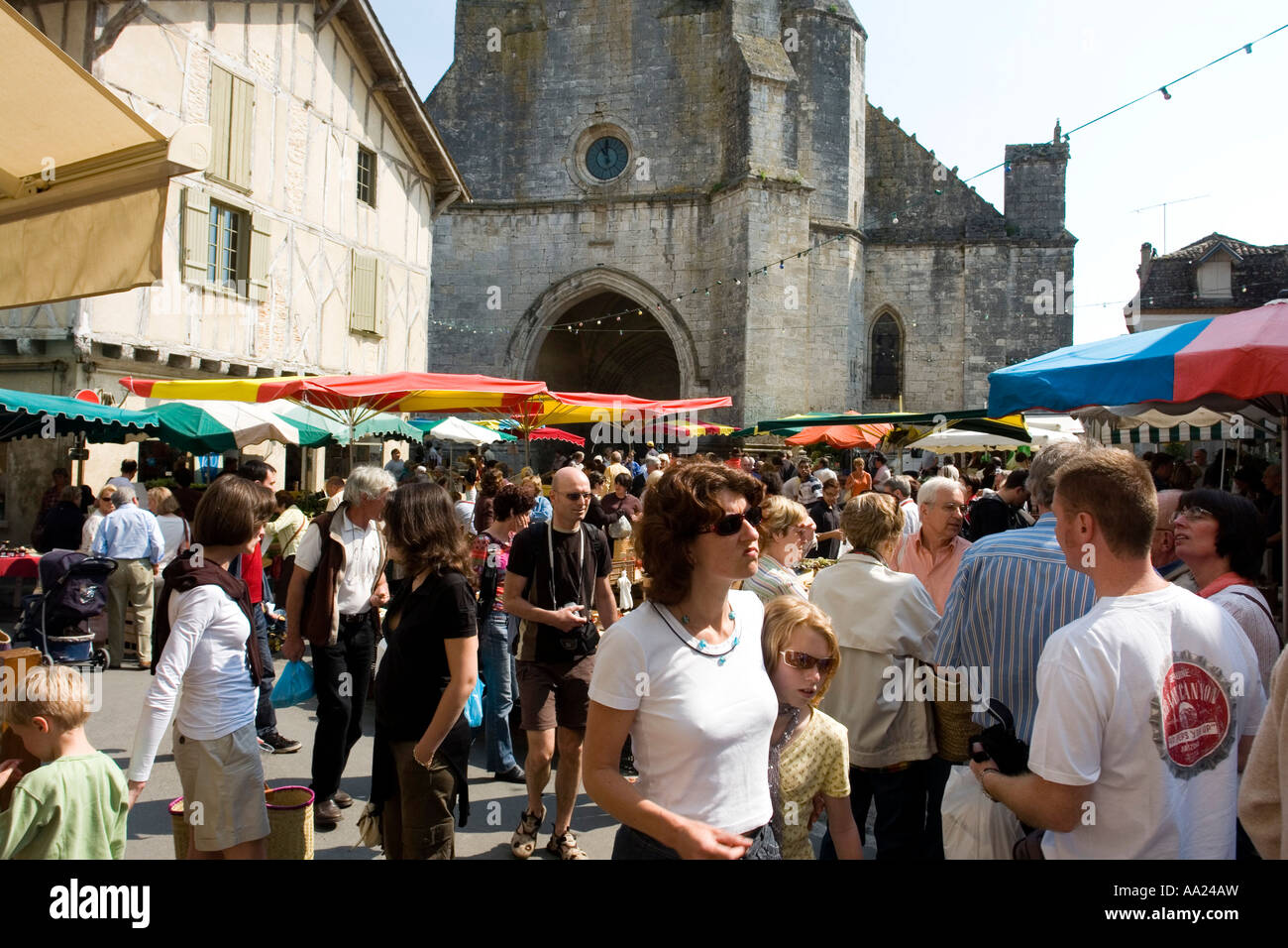 beschäftigt Marktstände Issigeac Sonntagsmarkt Dordogne Frankreich Europa Stockfoto