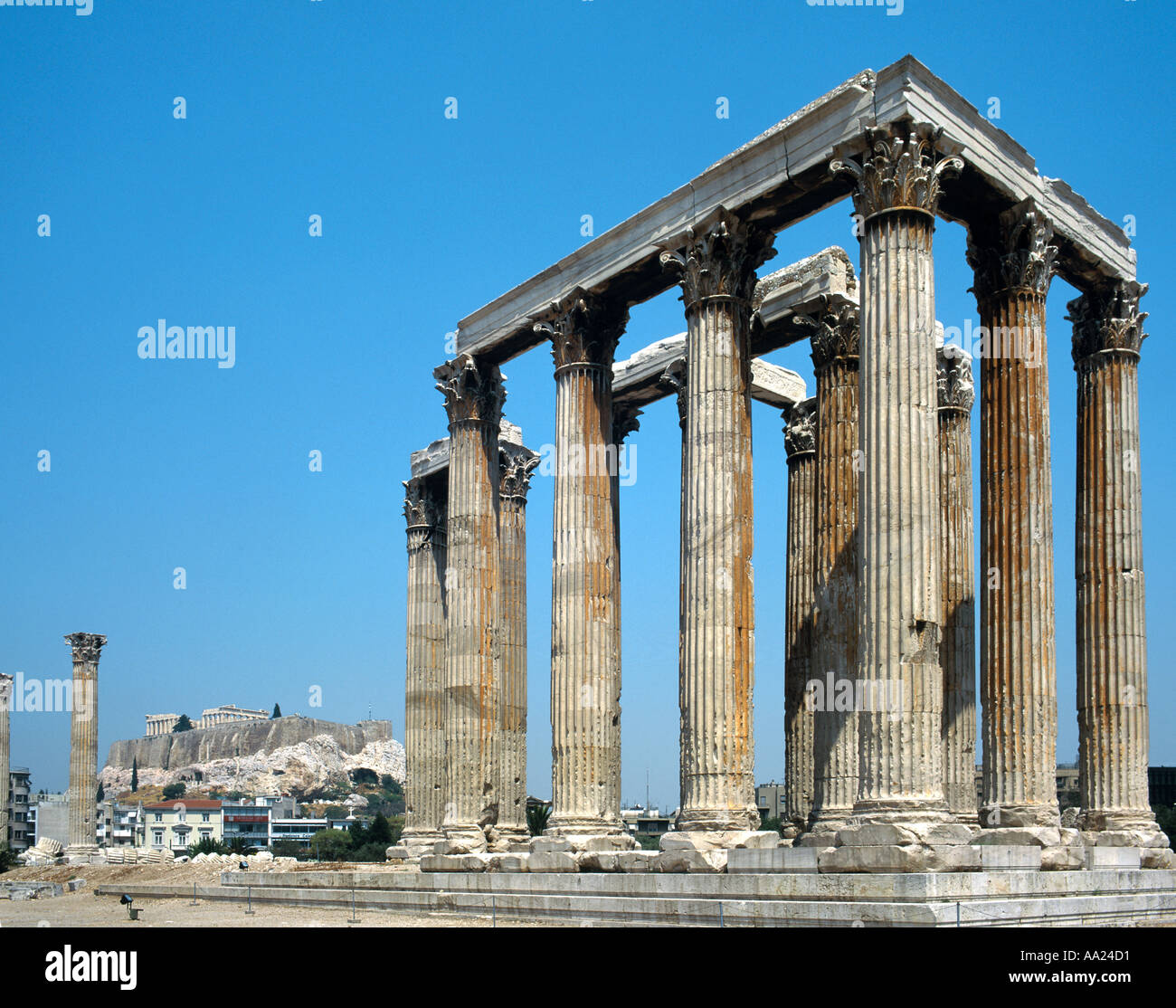Tempel des Olympischen Zeus mit der Akropolis in den Hintergrund, Athen, Griechenland Stockfoto