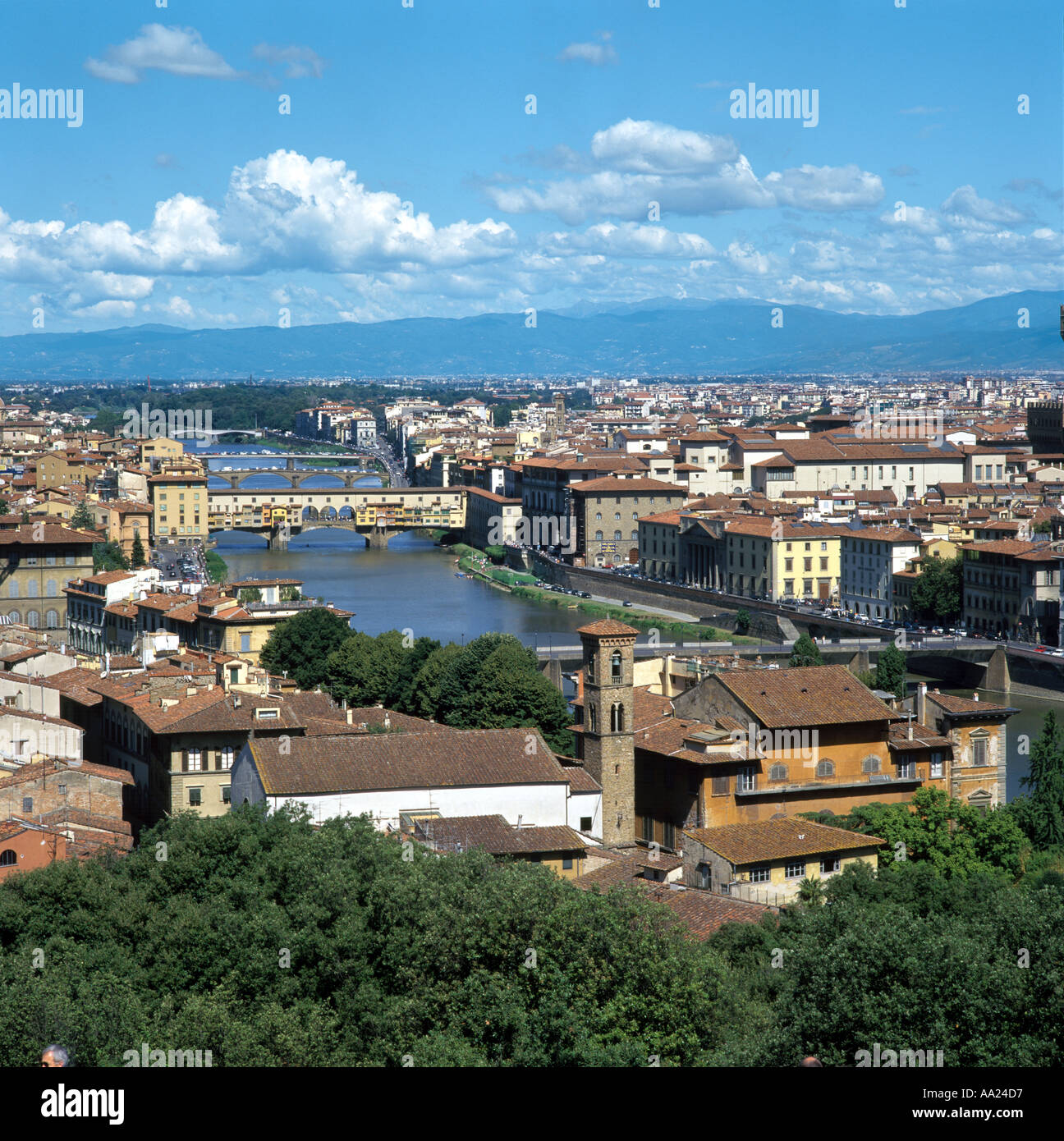 Blick auf Ponte Vecchio und Fluss Arno von Piazzale Michelangelo, Florenz, Italien Stockfoto