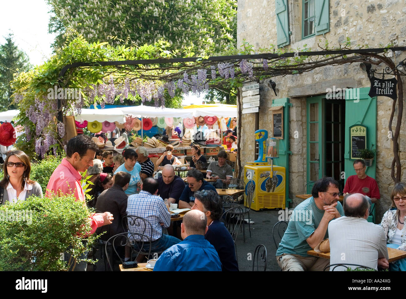 Glyzinien überdachte Caféterrasse Issigeac Dordogne Frankreich Europa Stockfoto