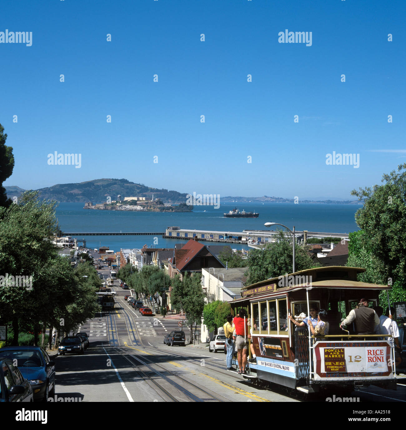 San Francisco Cable Car und Alcatraz von Hyde Street, San Francisco, Kalifornien, USA Stockfoto