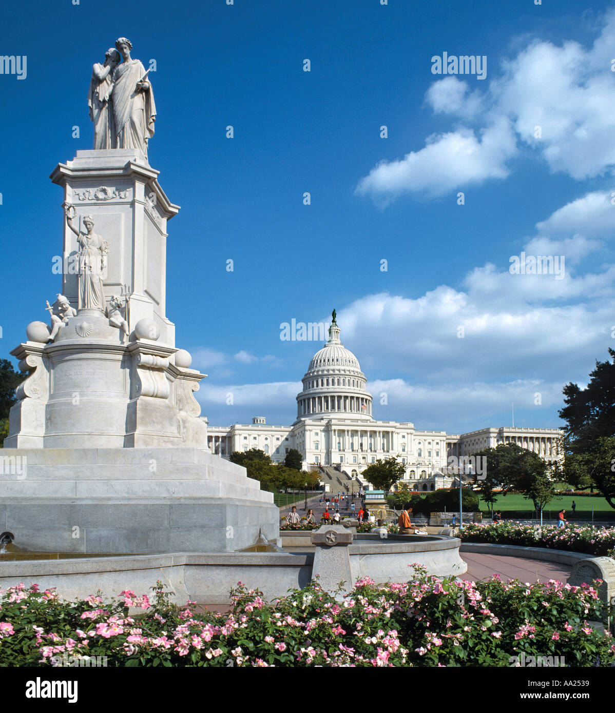 Westlichen Blick auf das Kapitolgebäude von Frieden Kreis mit dem Friedens-Denkmal im Vordergrund, Washington DC, USA Stockfoto