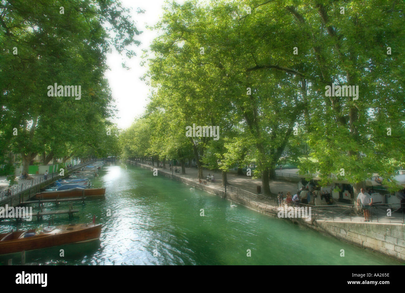 Soft-Fokus-Schuss der Boote auf dem Canal du Vasse, Annecy, Französische Alpen, Frankreich Stockfoto