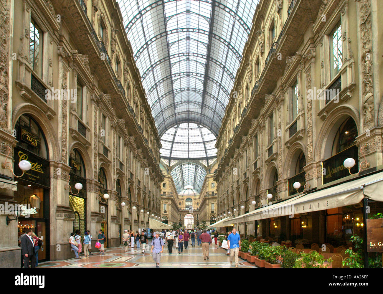 Geschäfte und Restaurants in der Galleria Vittorio Emanuele II, Mailand, Italien Stockfoto