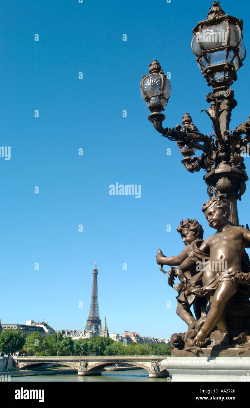Eiffel-Turm von Alexandre III Brücke, Ufer, Paris, Frankreich Stockfoto