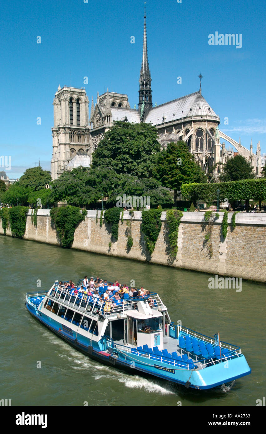 Bateau-Mouche auf der Seine mit Notre Dame Kathedrale hinter, genommen von der Pont de l'Archeveche, Paris, Frankreich Stockfoto